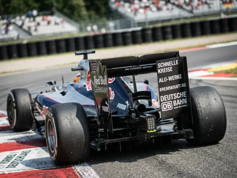 Formel-1-Heckflügel in aktiver Position mit geöffneten Elementen während einer Hochgeschwindigkeitspassage