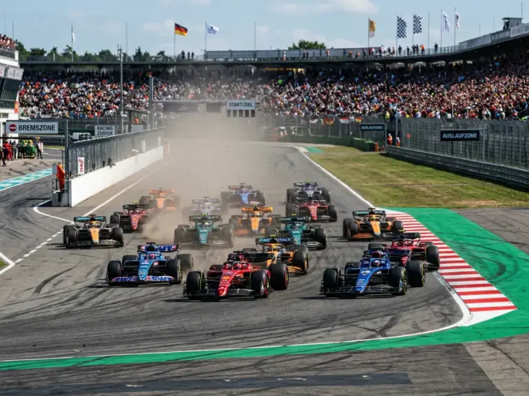 Dichtes Feld von Formel-1-Rennwagen in der ersten Kurve eines Sprint-Rennens am Samstag auf einer Tagesstrecke