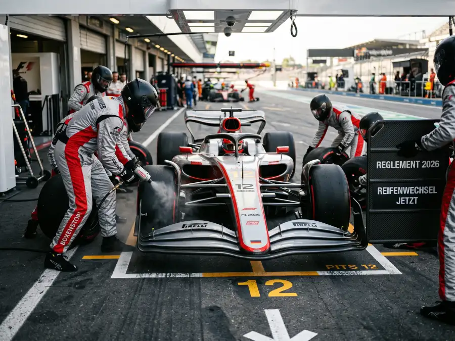 Formel-1-Rennwagen der Saison 2026 beim Boxenstopp mit Mechanikern in Rennoveralls