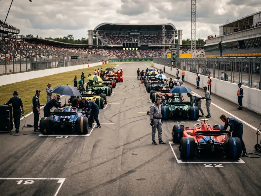 Formel-1-Startaufstellung kurz vor dem Rennbeginn mit Rennwagen auf dem Grid