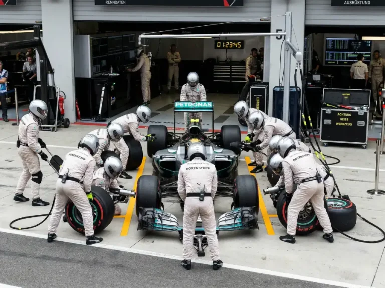 Formel-1-Boxencrew beim Pitstop während eines Grand Prix mit beiden Team-Boliden im Einsatz