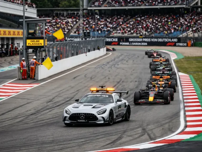 Safety Car auf der Strecke während eines Formel-1-Rennens mit gelben Warnleuchten