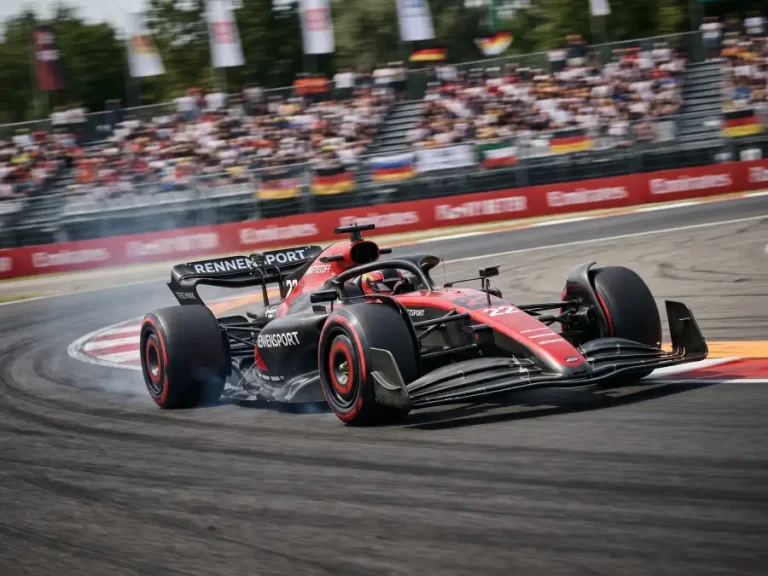 Formel-1-Bolide auf Soft-Reifen fährt mit hoher Geschwindigkeit durch eine schnelle Kurve